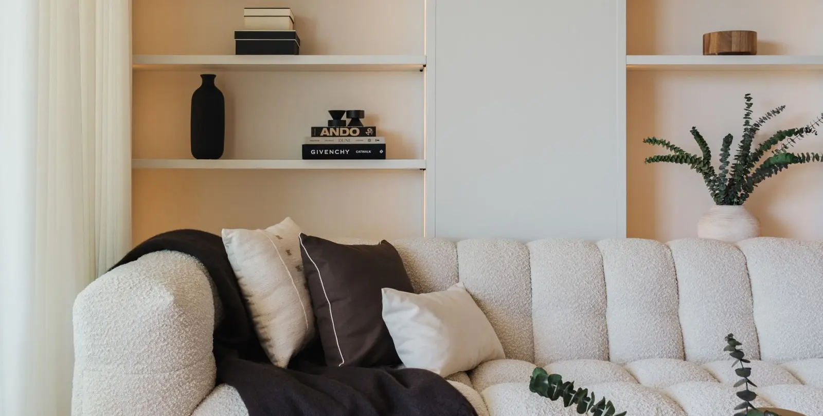 Sale of middle floor apartment in The Golden Mile 5