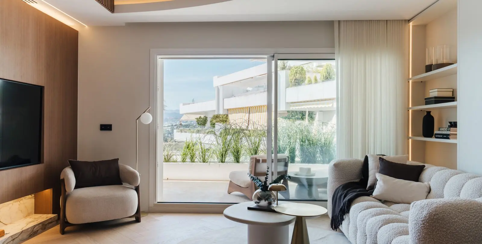 Sale of middle floor apartment in The Golden Mile 6