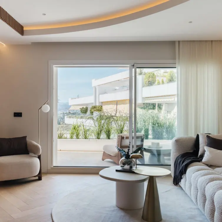 Sale of middle floor apartment in The Golden Mile
