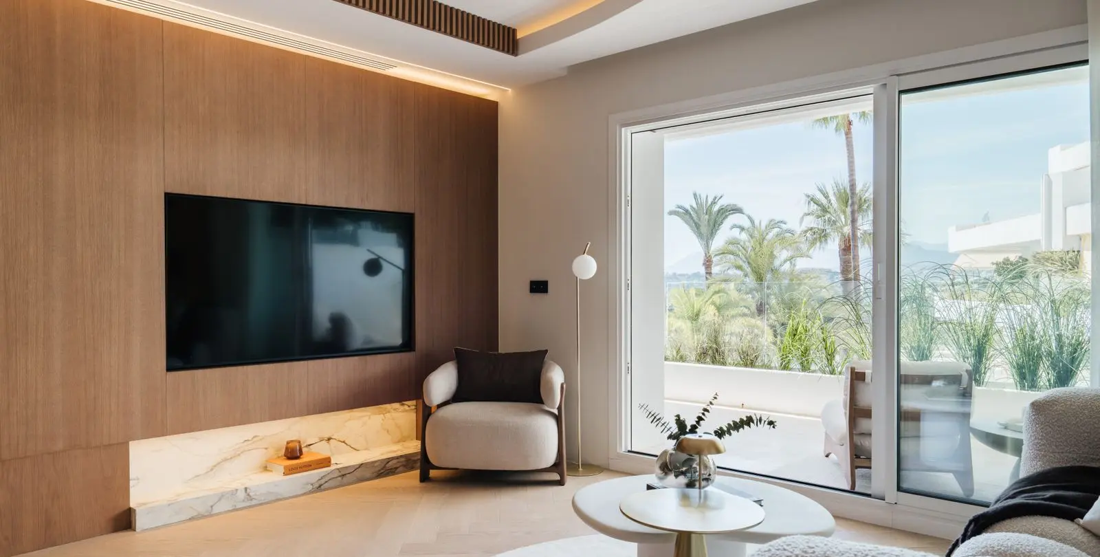 Sale of middle floor apartment in The Golden Mile 7