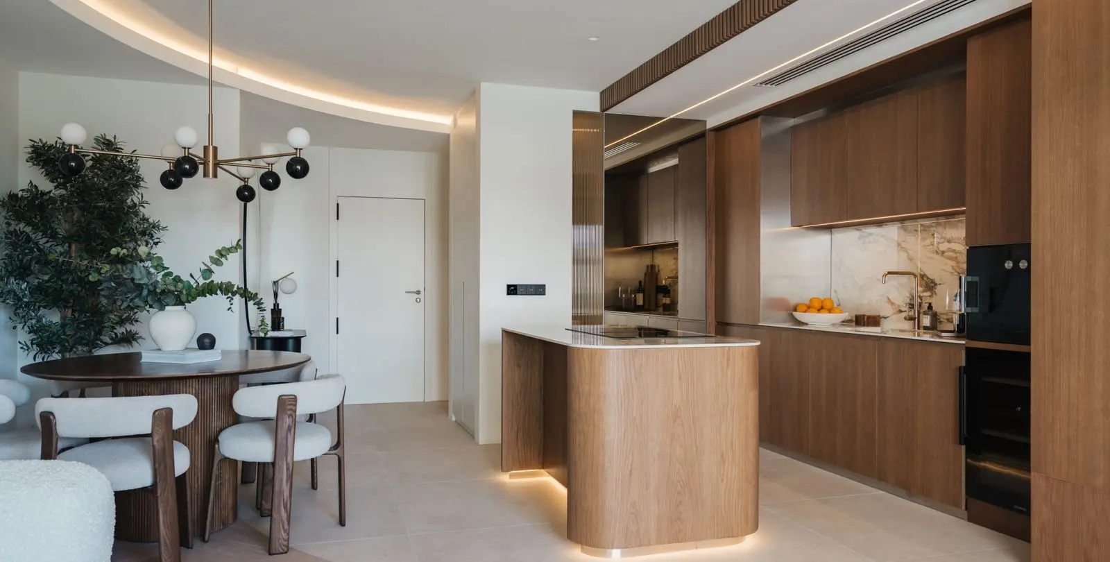 Sale of middle floor apartment in The Golden Mile 15