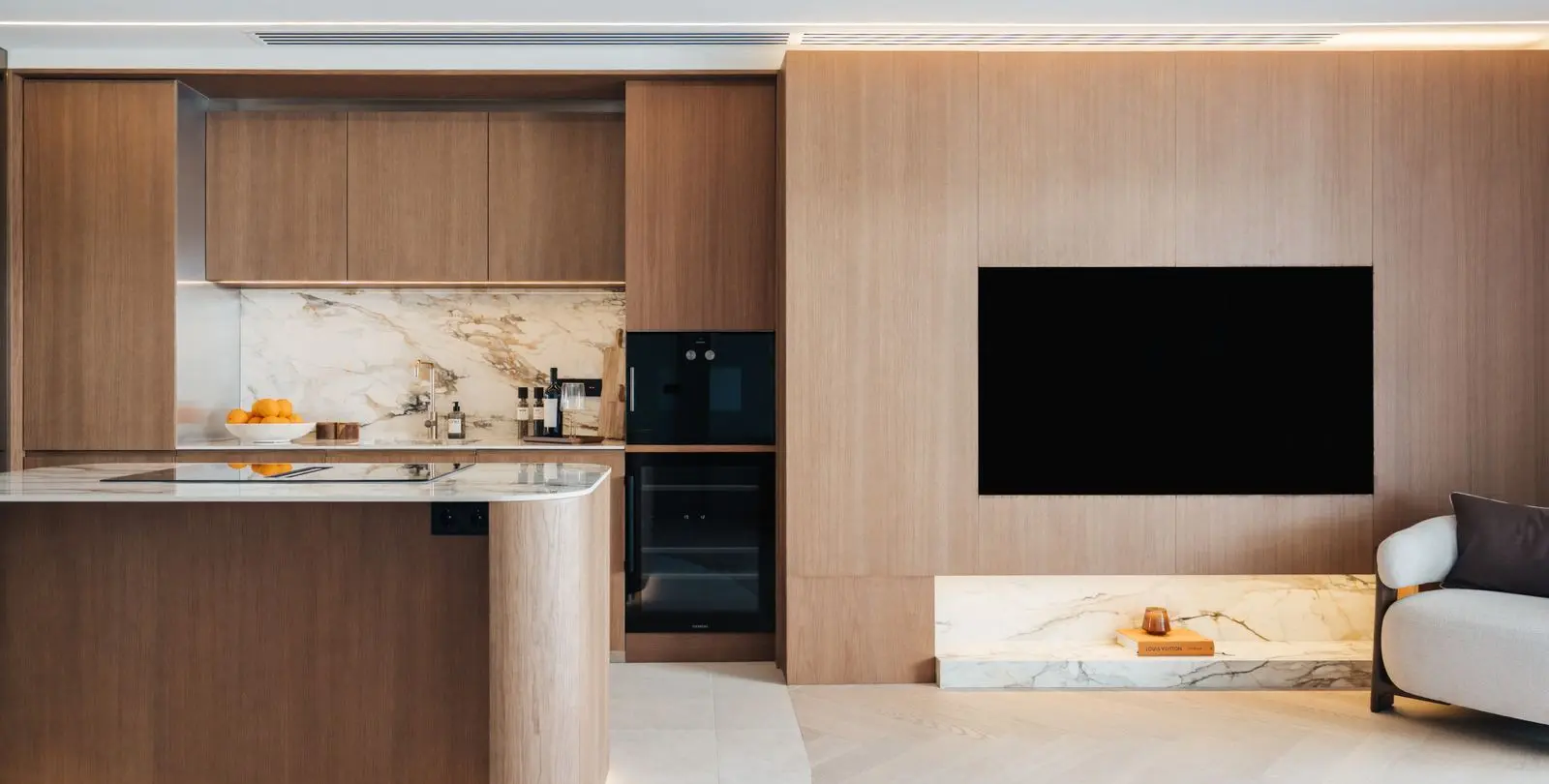 Sale of middle floor apartment in The Golden Mile 17