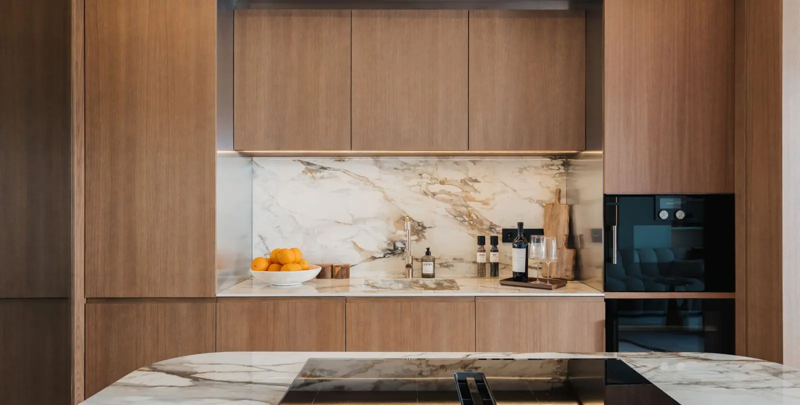 Sale of middle floor apartment in The Golden Mile 18