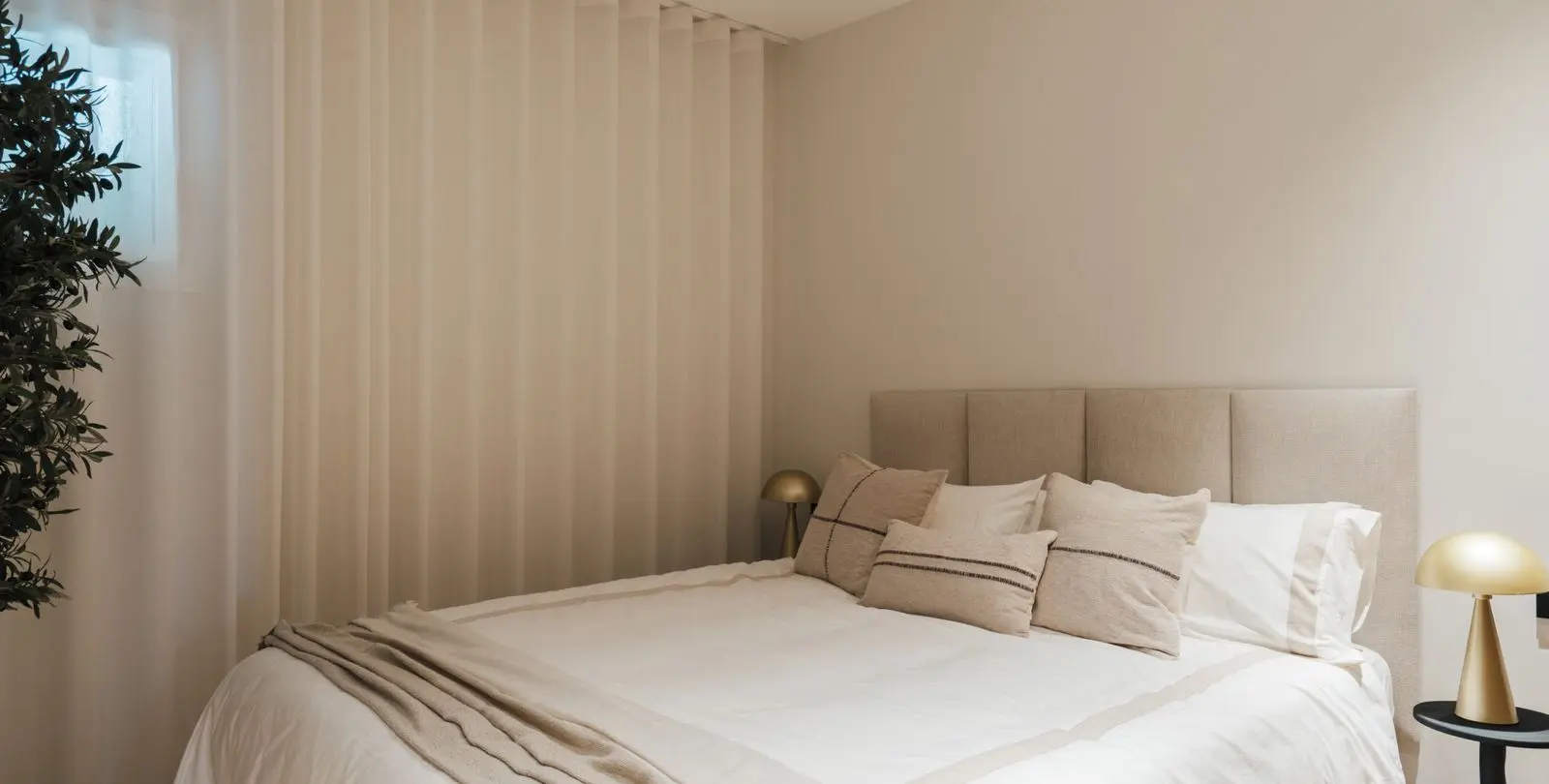 Sale of middle floor apartment in The Golden Mile 21