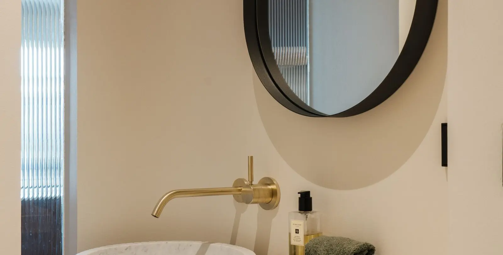 Sale of middle floor apartment in The Golden Mile 22