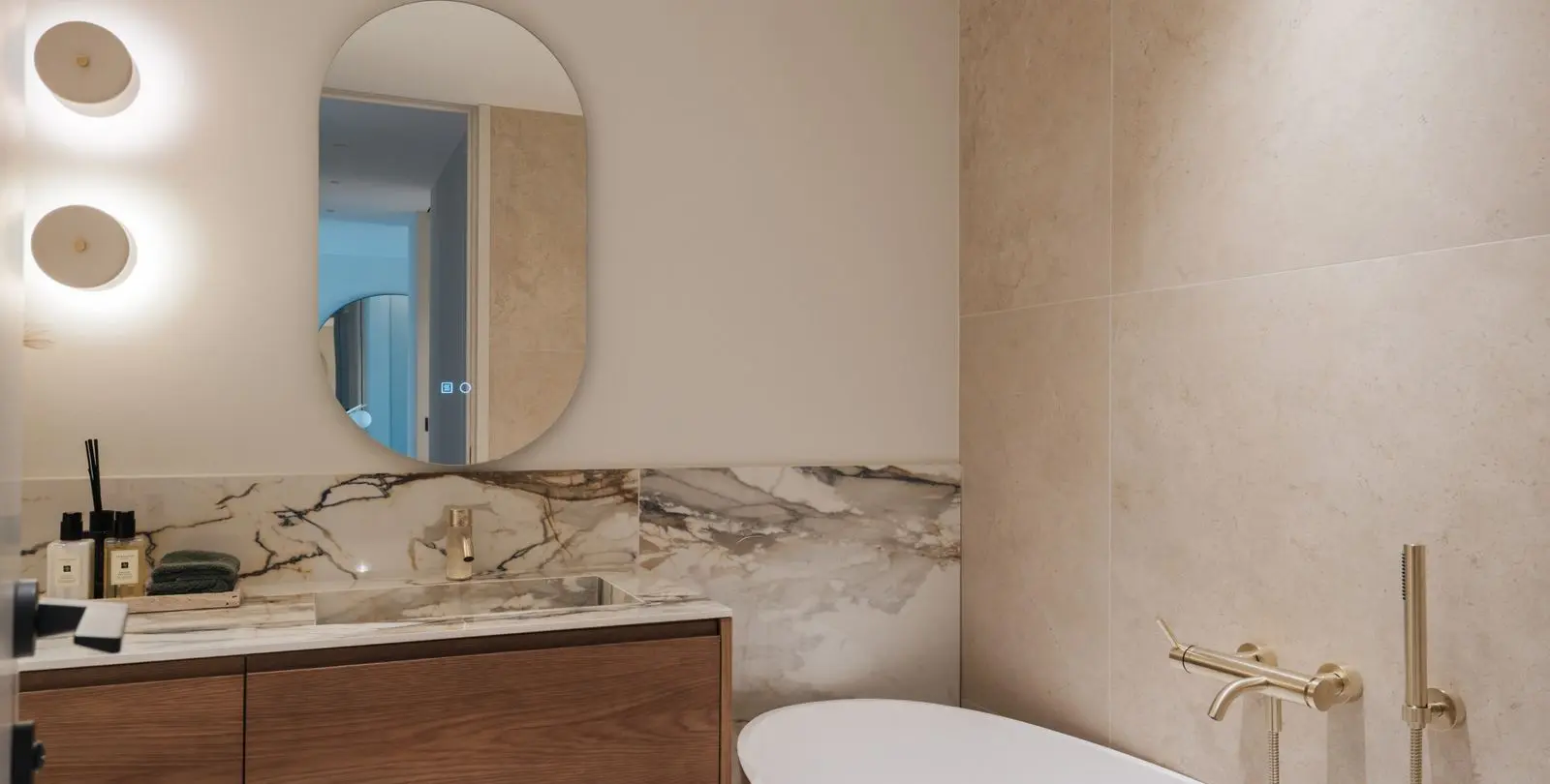 Sale of middle floor apartment in The Golden Mile 23