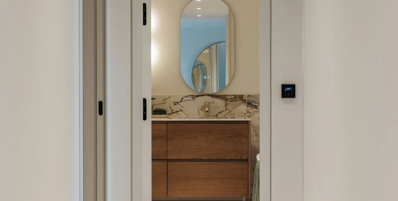 Sale of middle floor apartment in The Golden Mile 24