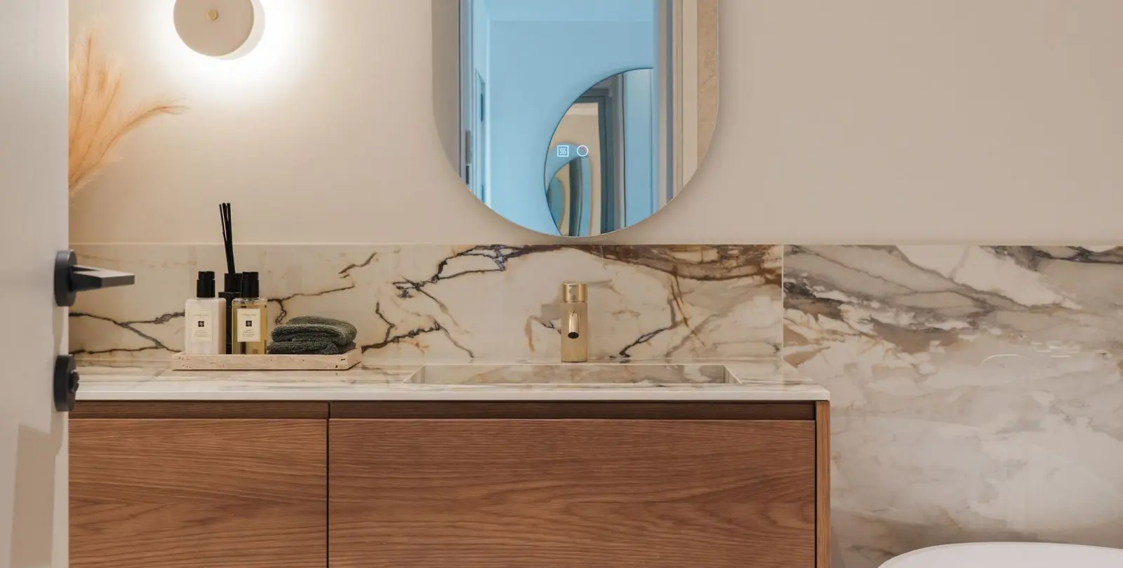 Sale of middle floor apartment in The Golden Mile 25