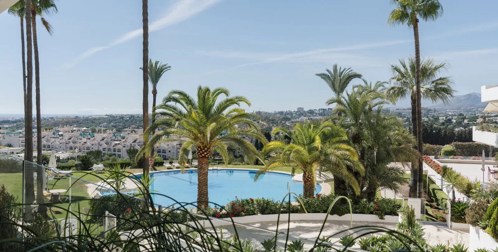 Sale of middle floor apartment in The Golden Mile 30