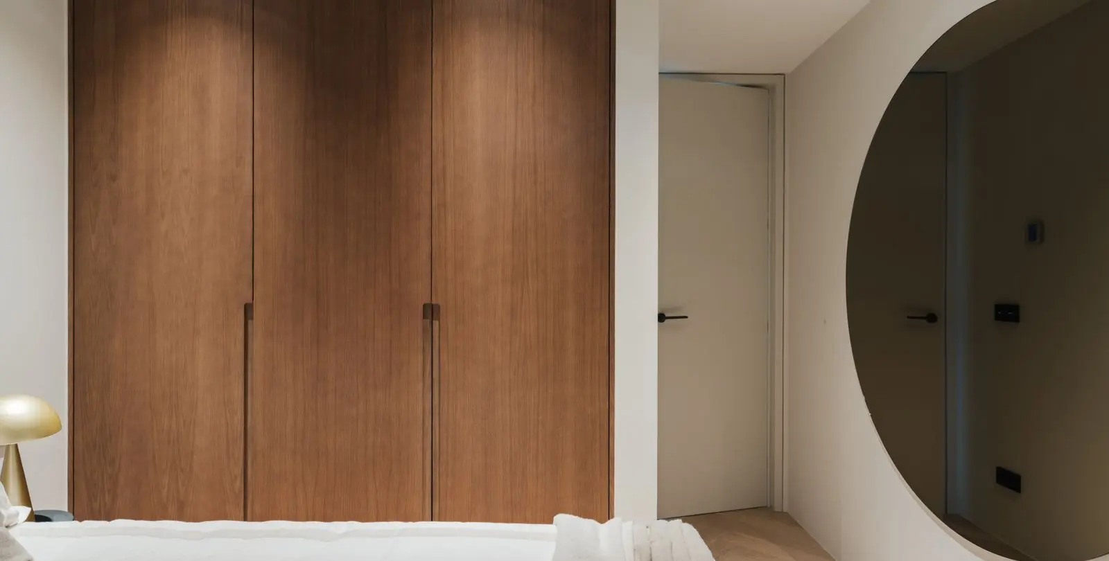 Sale of middle floor apartment in The Golden Mile 32