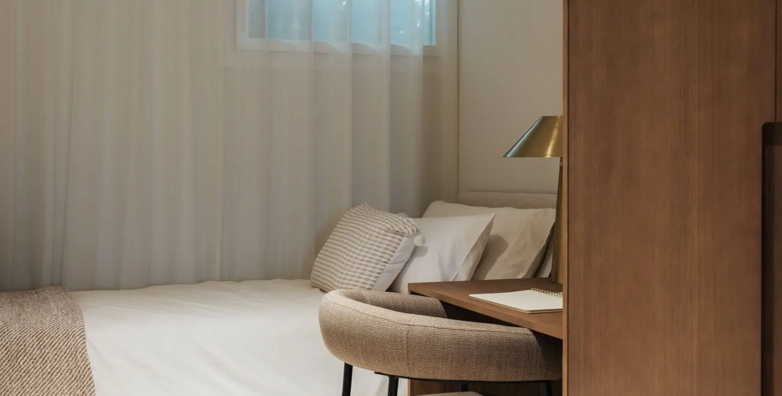 Sale of middle floor apartment in The Golden Mile 35