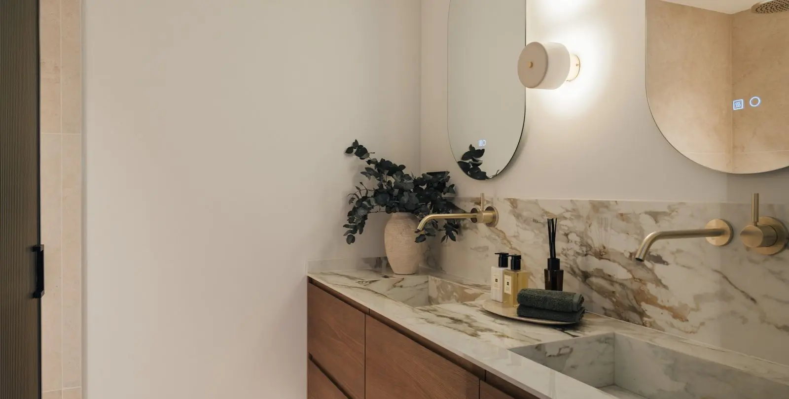 Sale of middle floor apartment in The Golden Mile 39