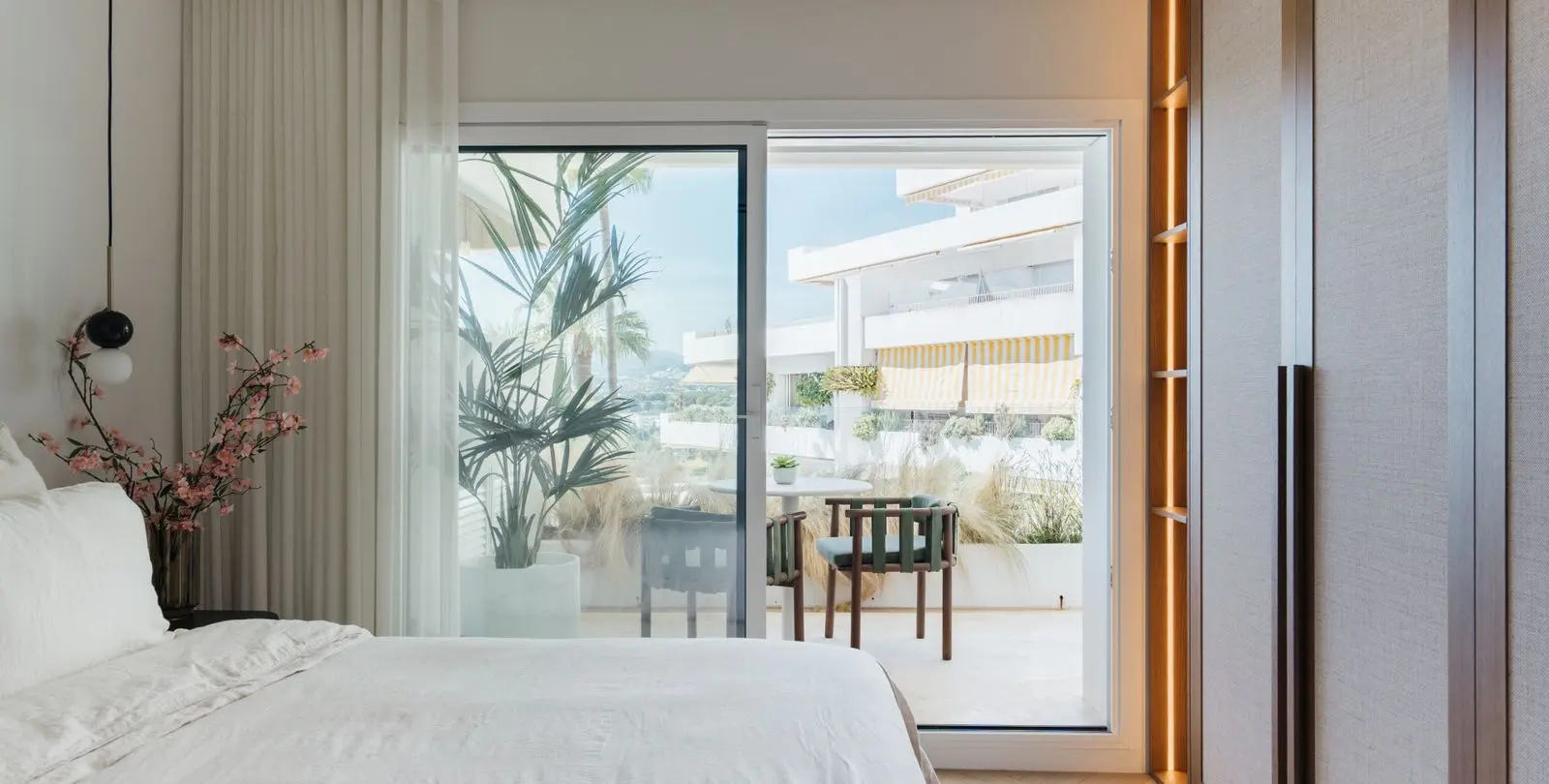 Sale of middle floor apartment in The Golden Mile 44