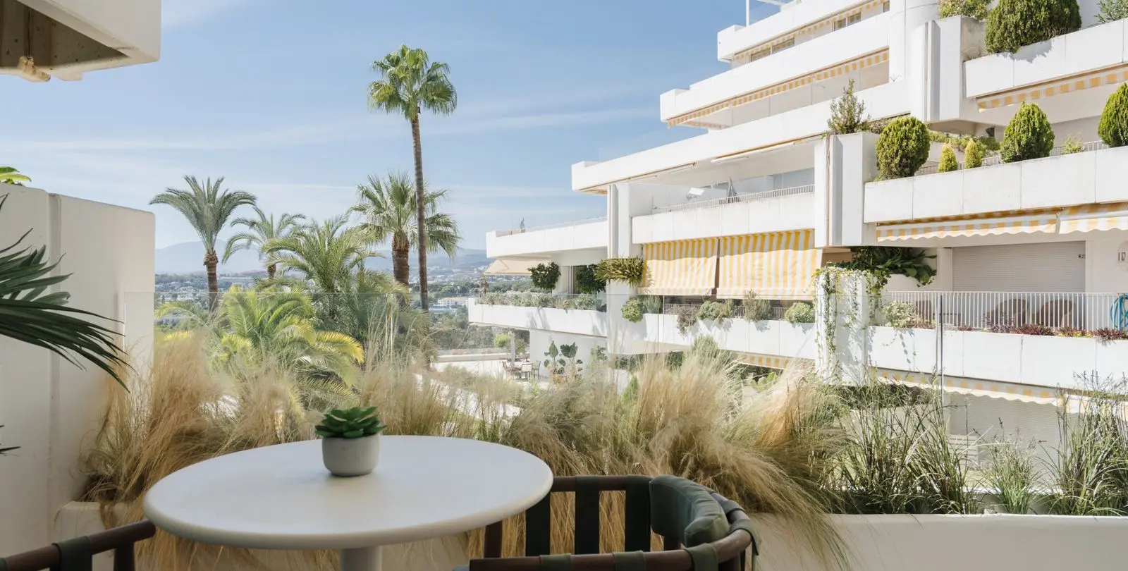Sale of middle floor apartment in The Golden Mile 48