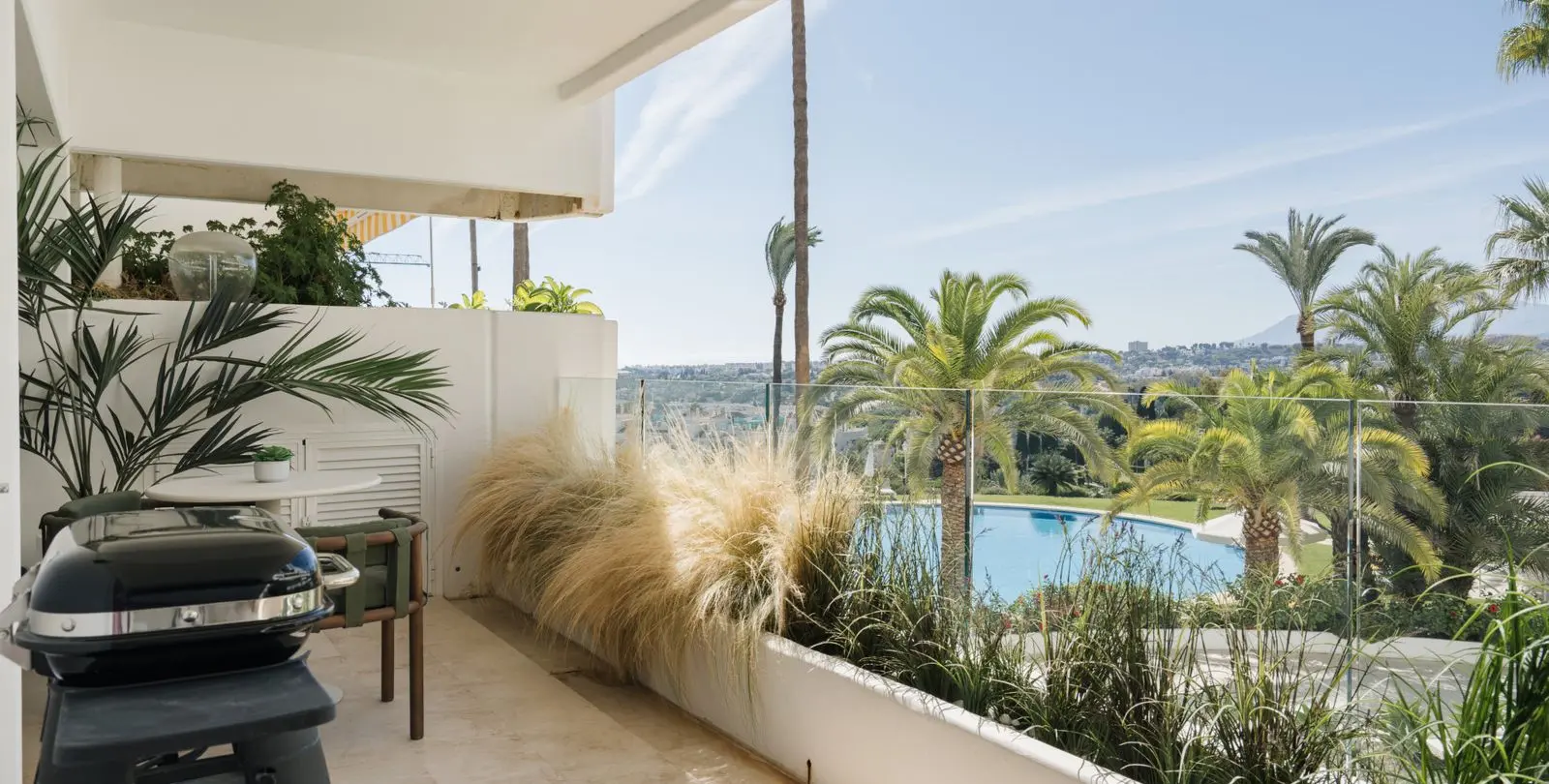 Sale of middle floor apartment in The Golden Mile 50