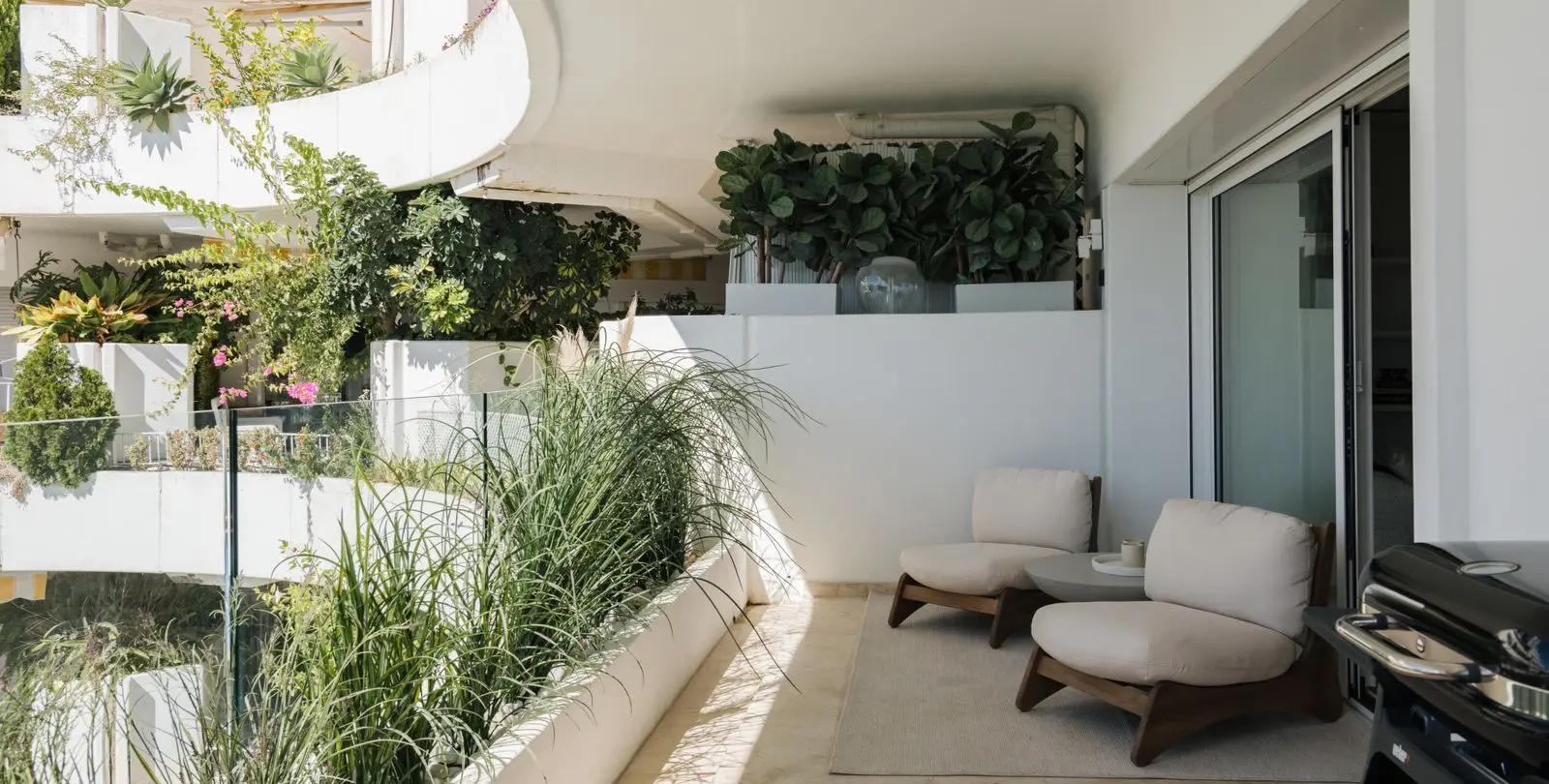 Sale of middle floor apartment in The Golden Mile 52