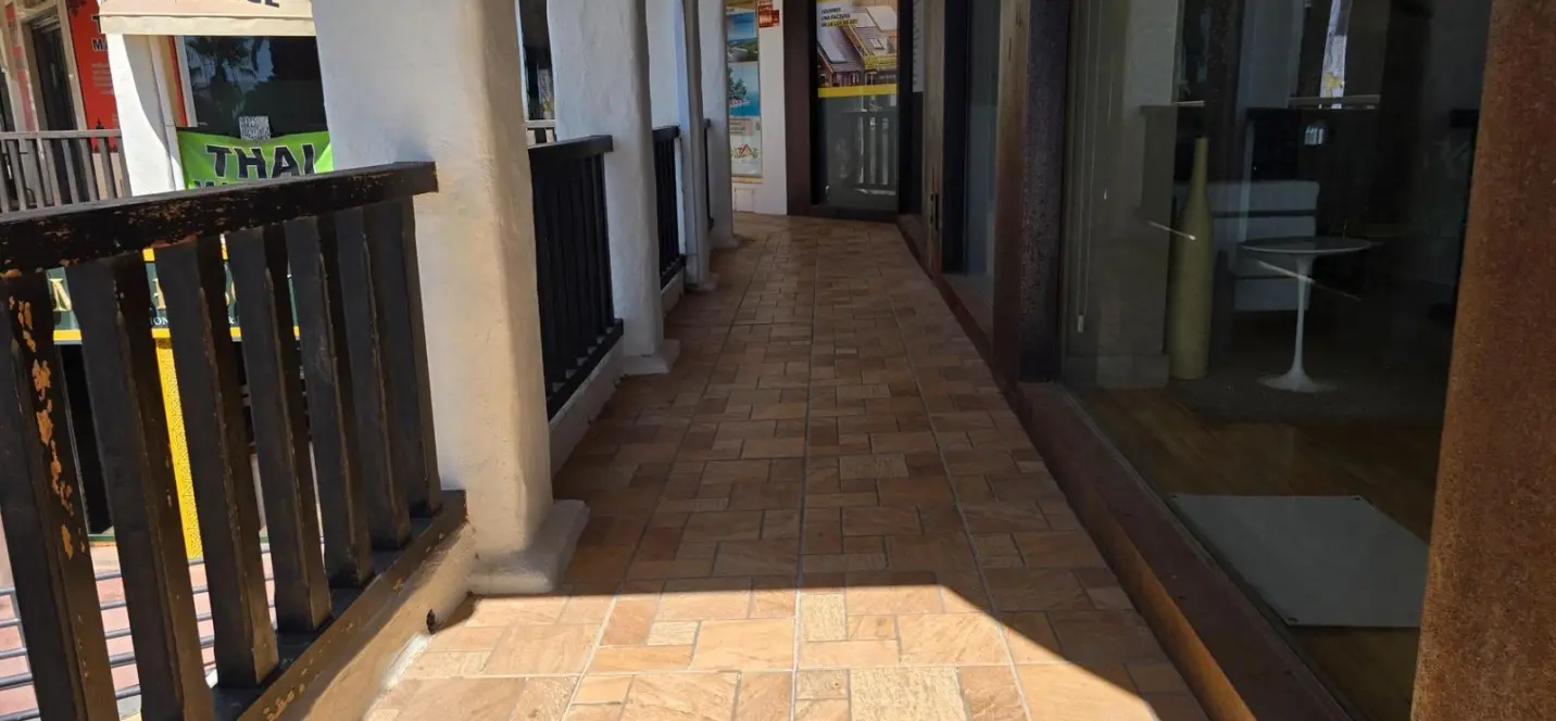 Venta de local comercial en Benalmadena 2