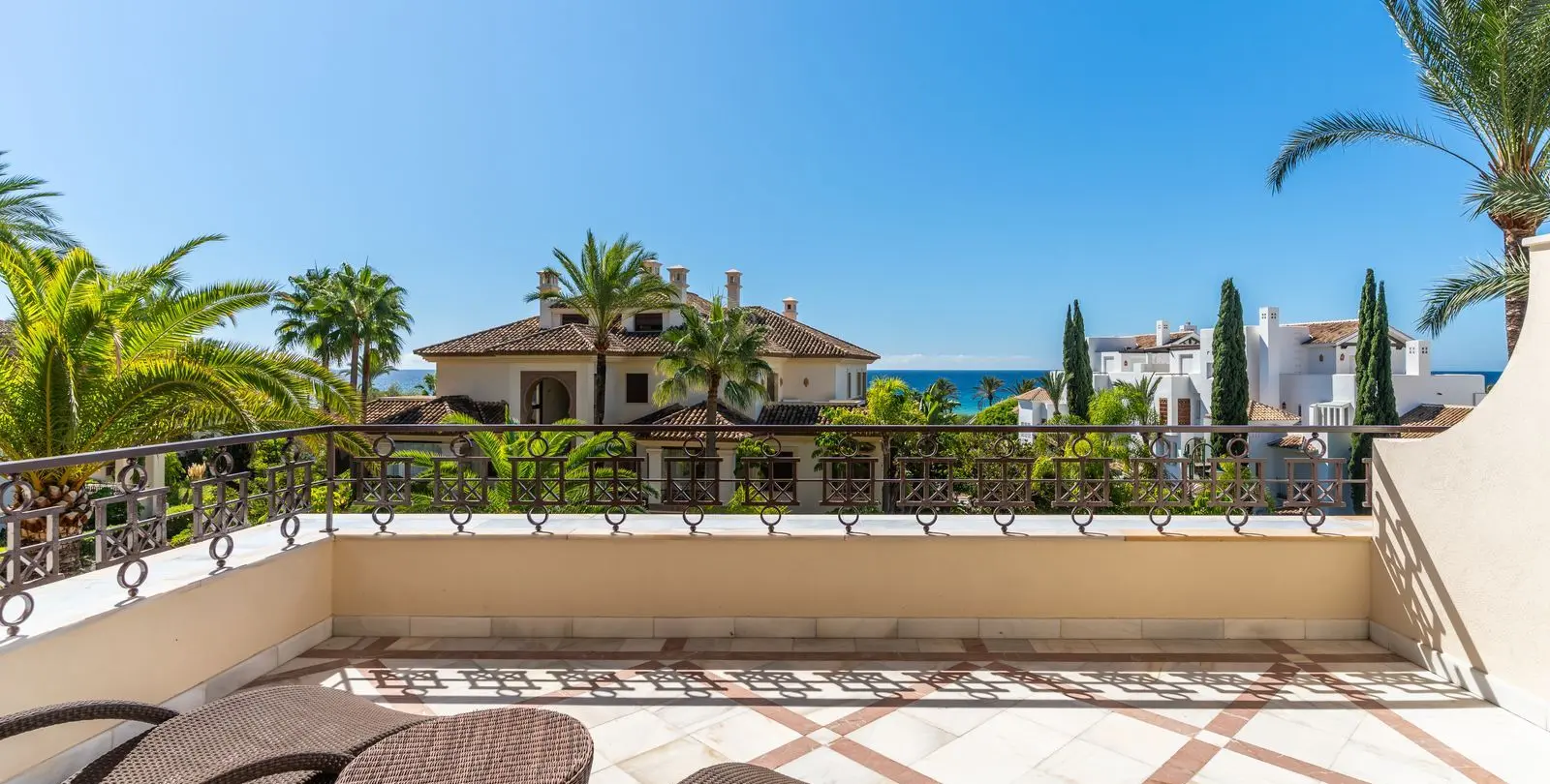 Venta de apartamento en planta media en Los Monteros 1