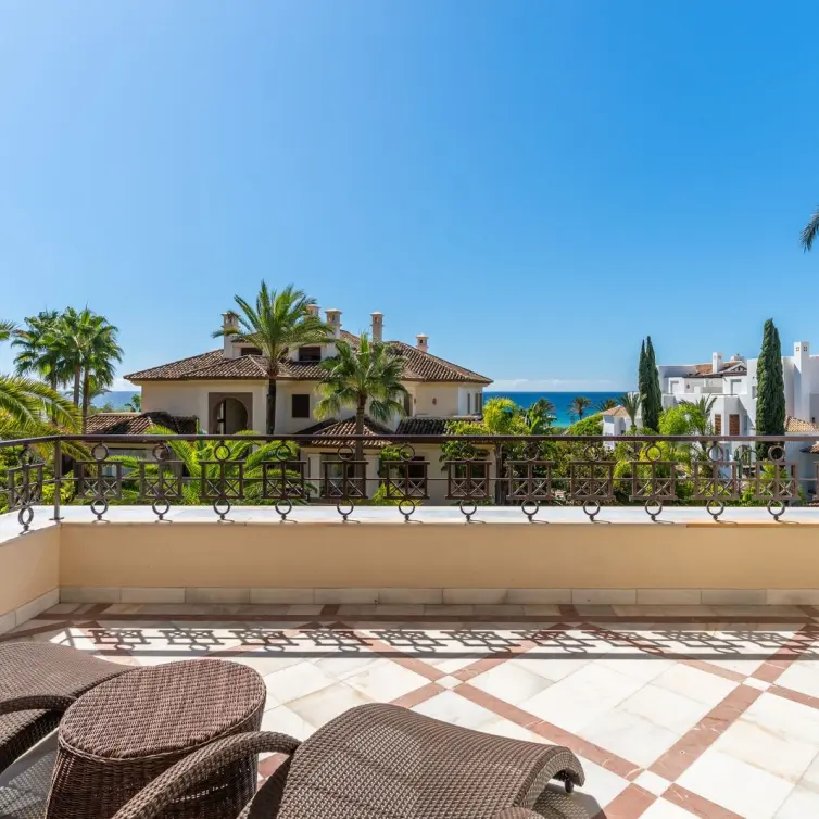 Venta de apartamento en planta media en Los Monteros