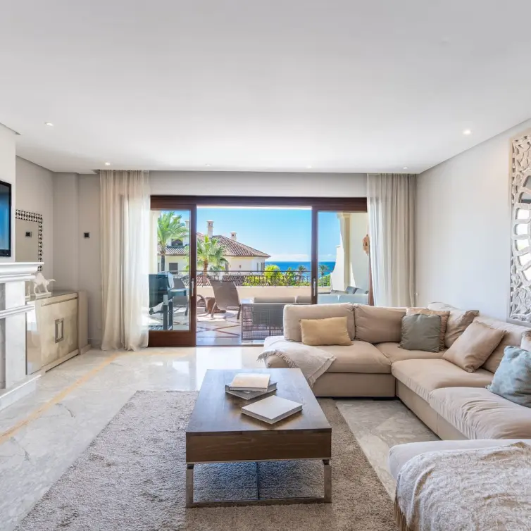 Venta de apartamento en planta media en Los Monteros