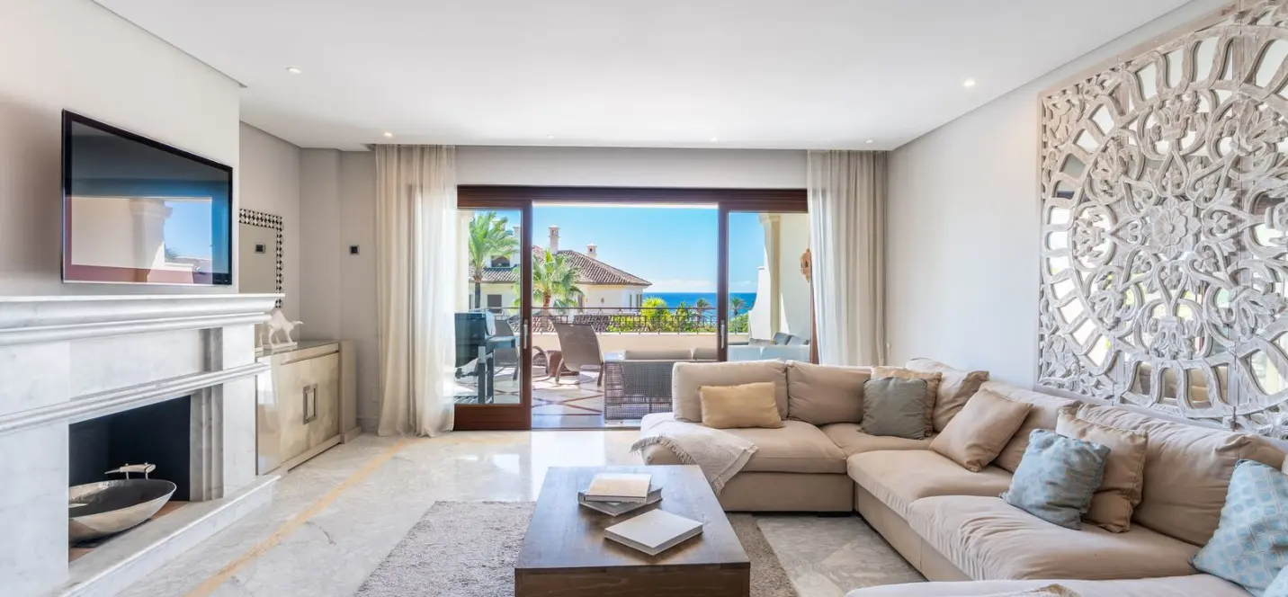Venta de apartamento en planta media en Los Monteros 1
