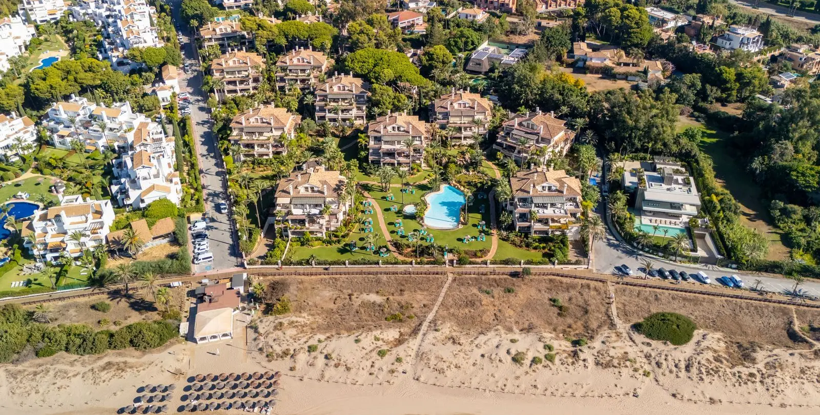 Venta de apartamento en planta media en Los Monteros 3