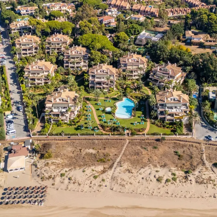 Venta de apartamento en planta media en Los Monteros