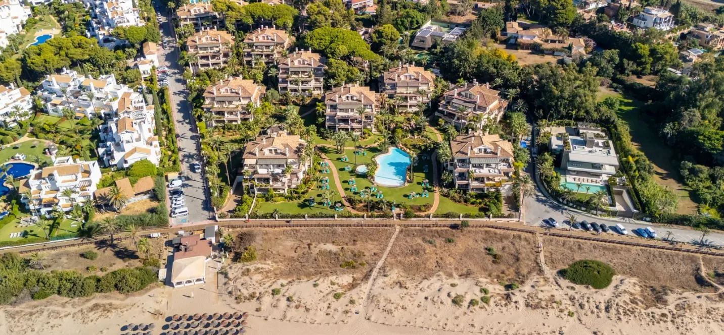 Venta de apartamento en planta media en Los Monteros 2