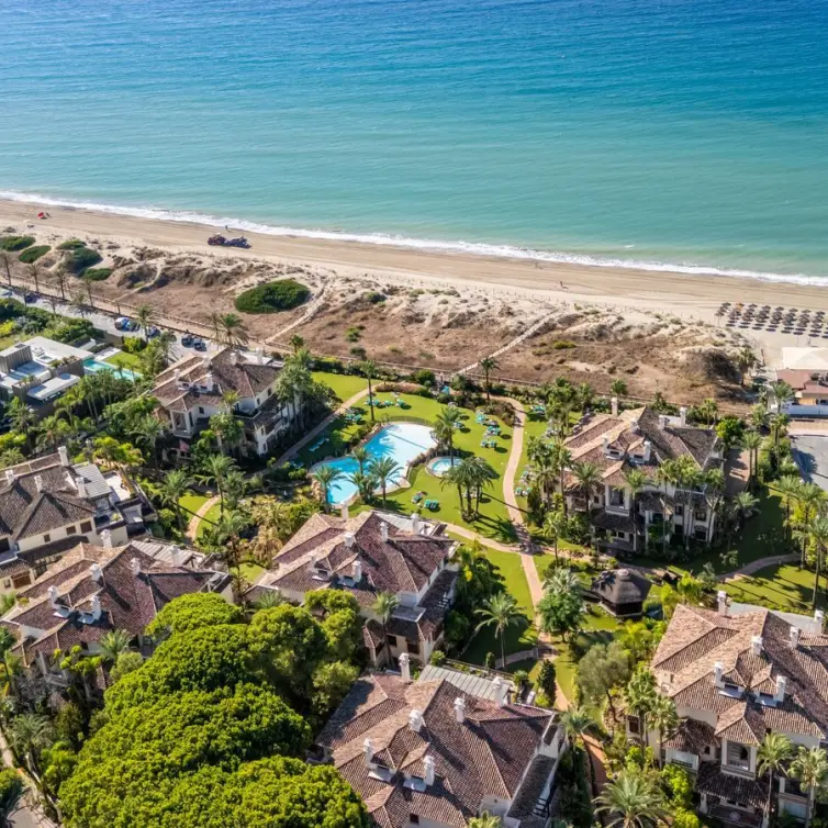 Venta de apartamento en planta media en Los Monteros