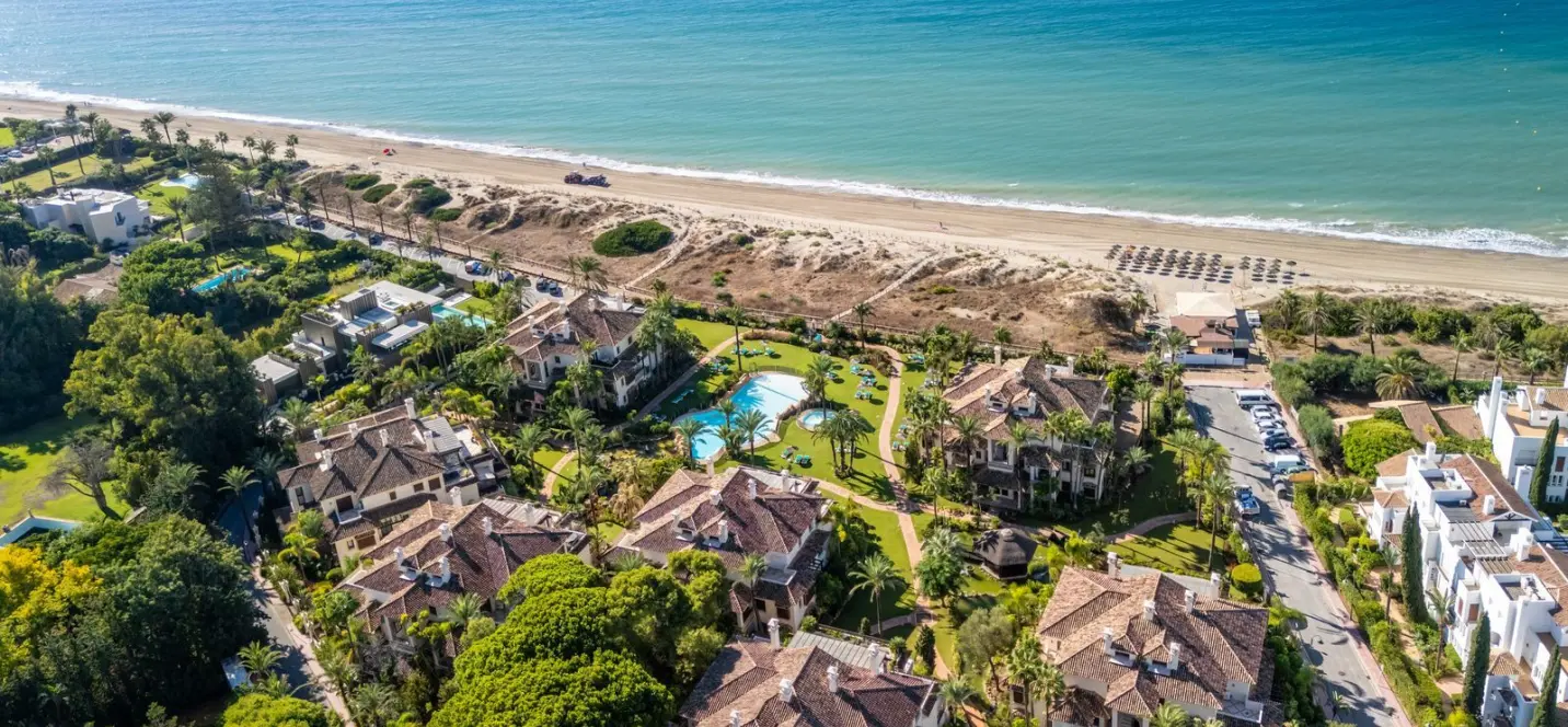 Venta de apartamento en planta media en Los Monteros 3