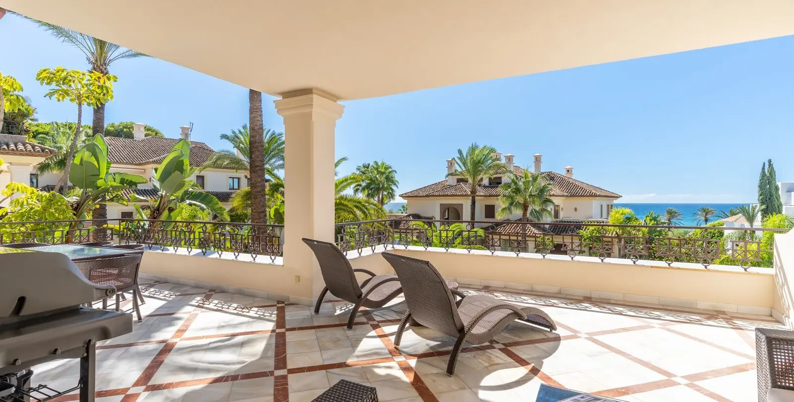 Venta de apartamento en planta media en Los Monteros 5