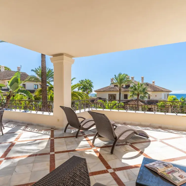 Venta de apartamento en planta media en Los Monteros
