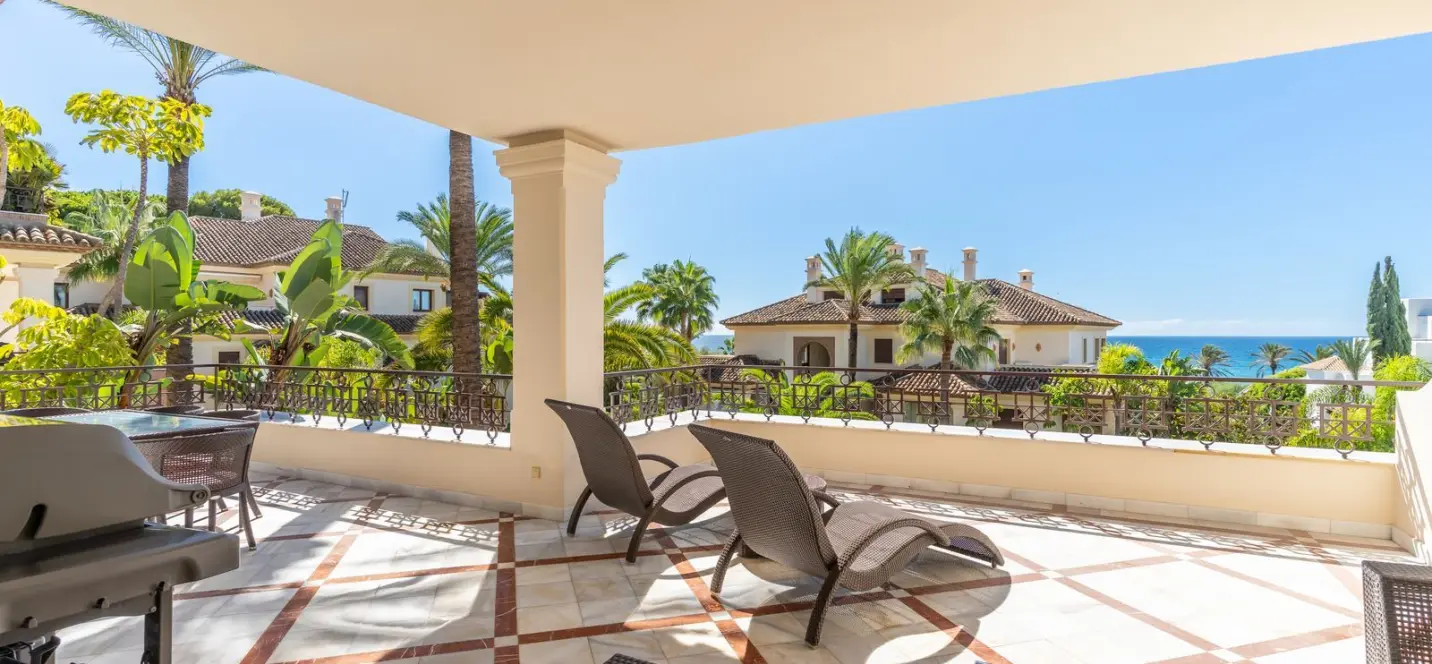 Venta de apartamento en planta media en Los Monteros 4