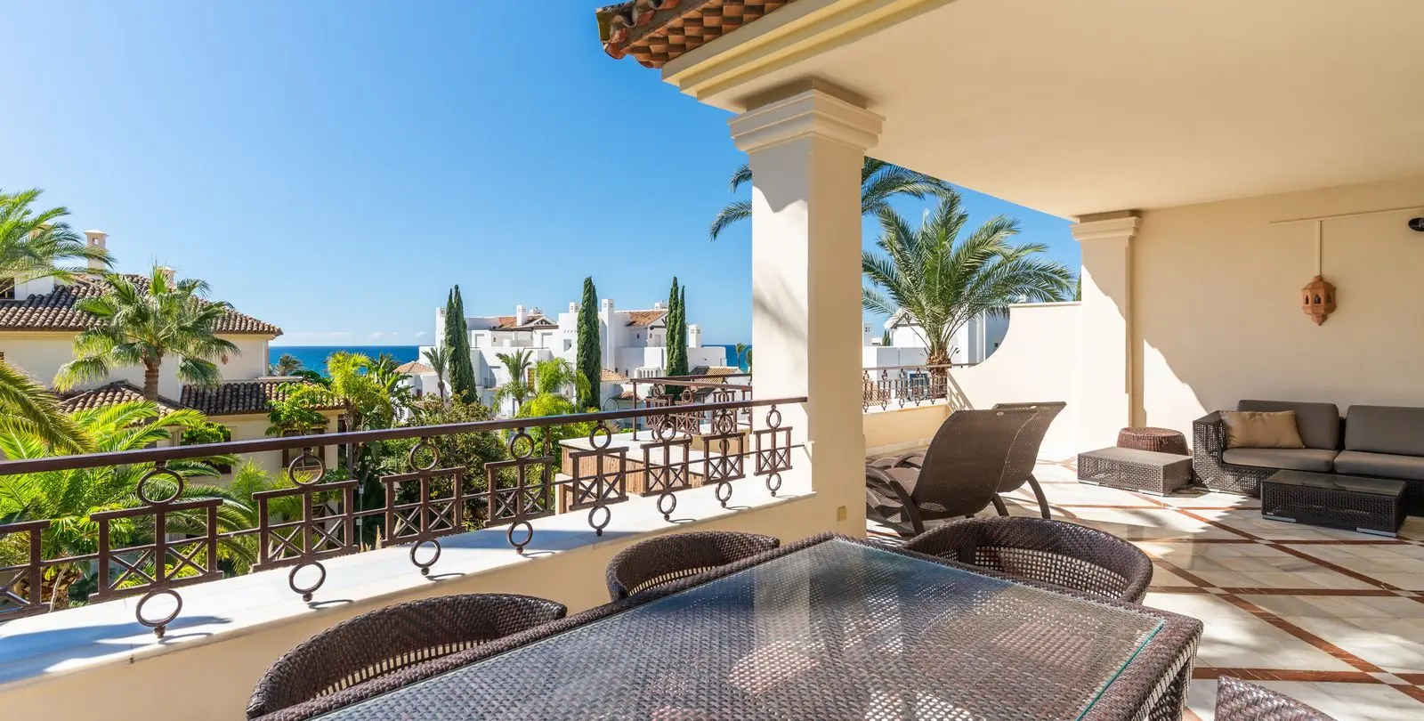 Venta de apartamento en planta media en Los Monteros 6