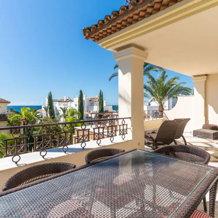 Venta de apartamento en planta media en Los Monteros
