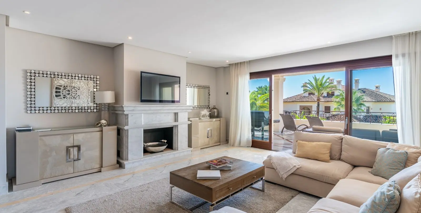 Venta de apartamento en planta media en Los Monteros 8