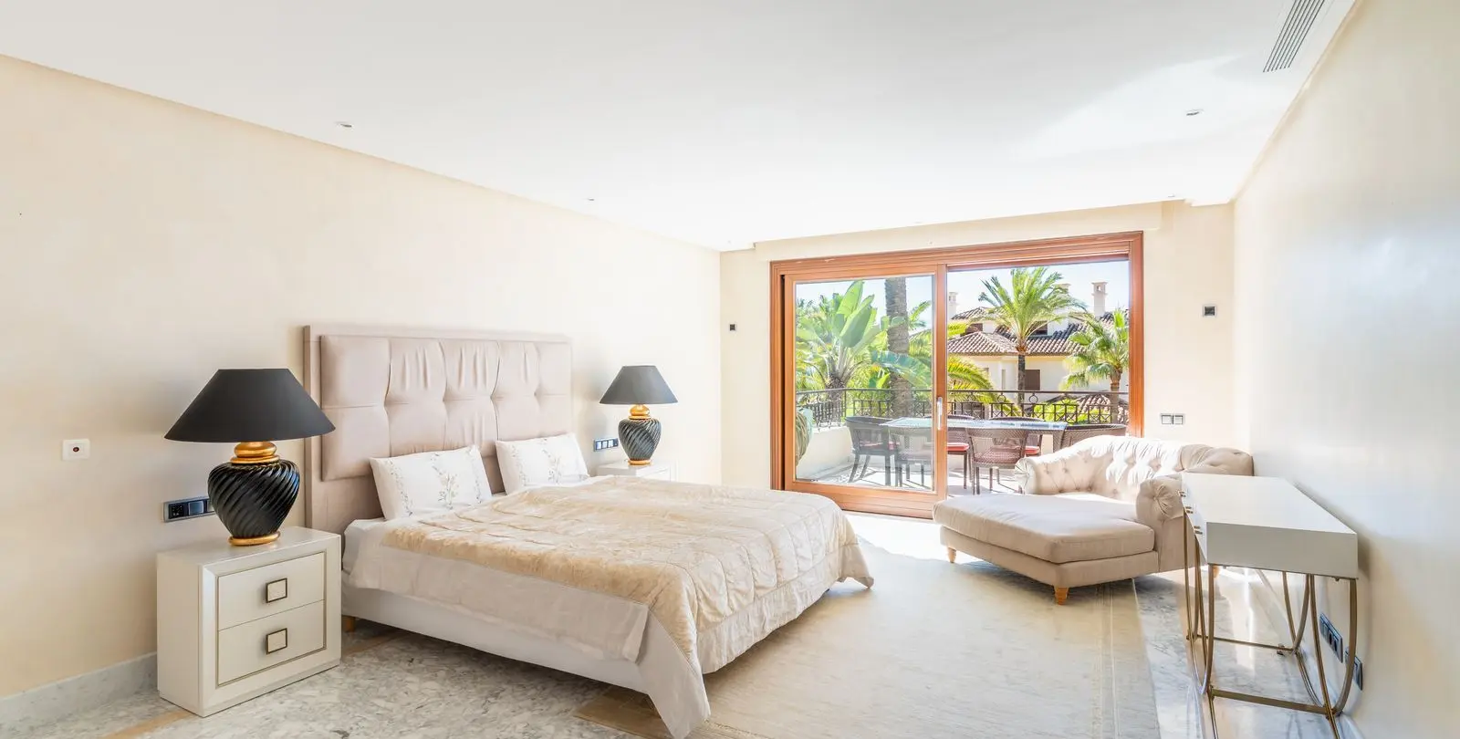 Venta de apartamento en planta media en Los Monteros 12