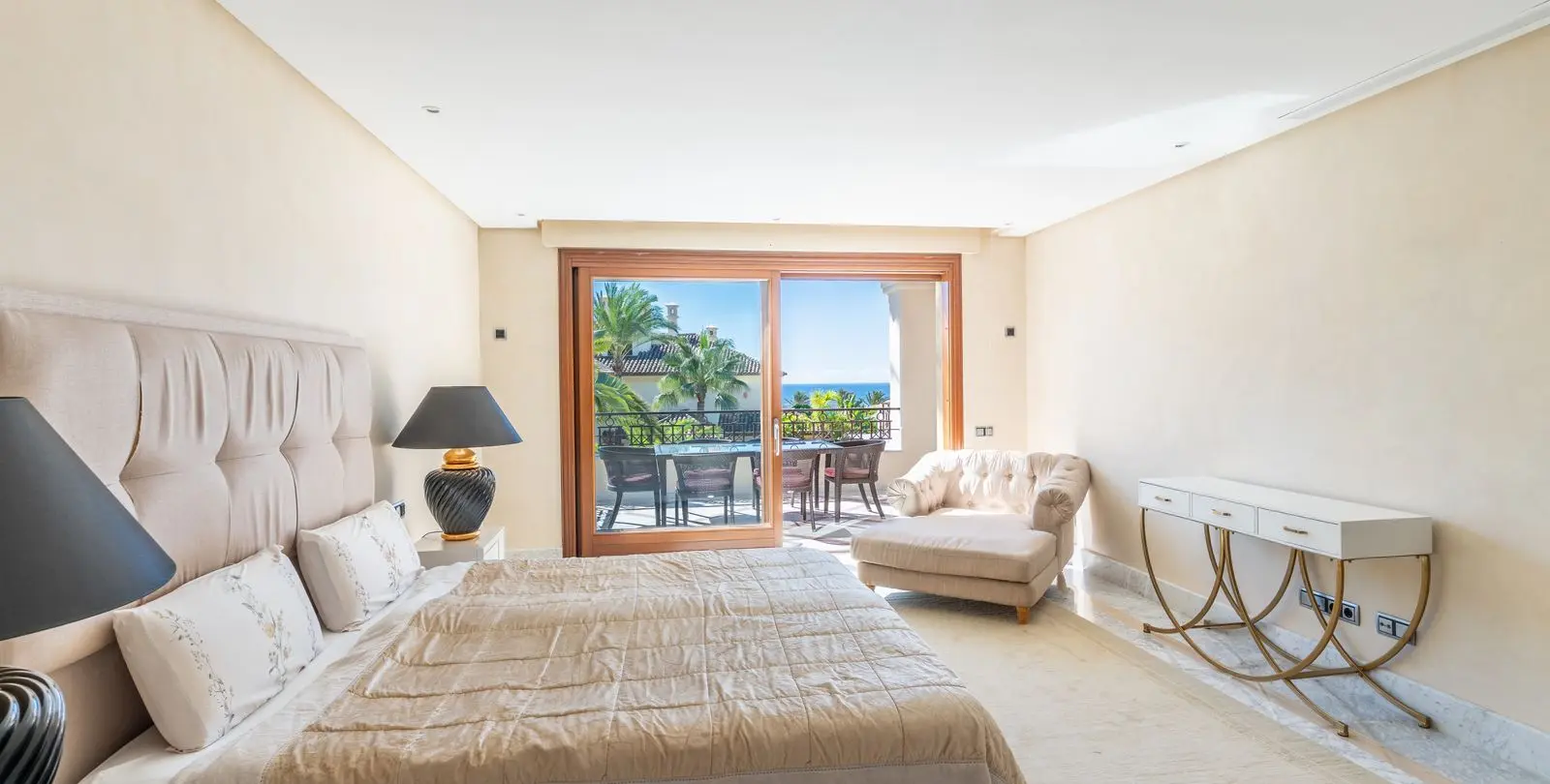 Venta de apartamento en planta media en Los Monteros 13
