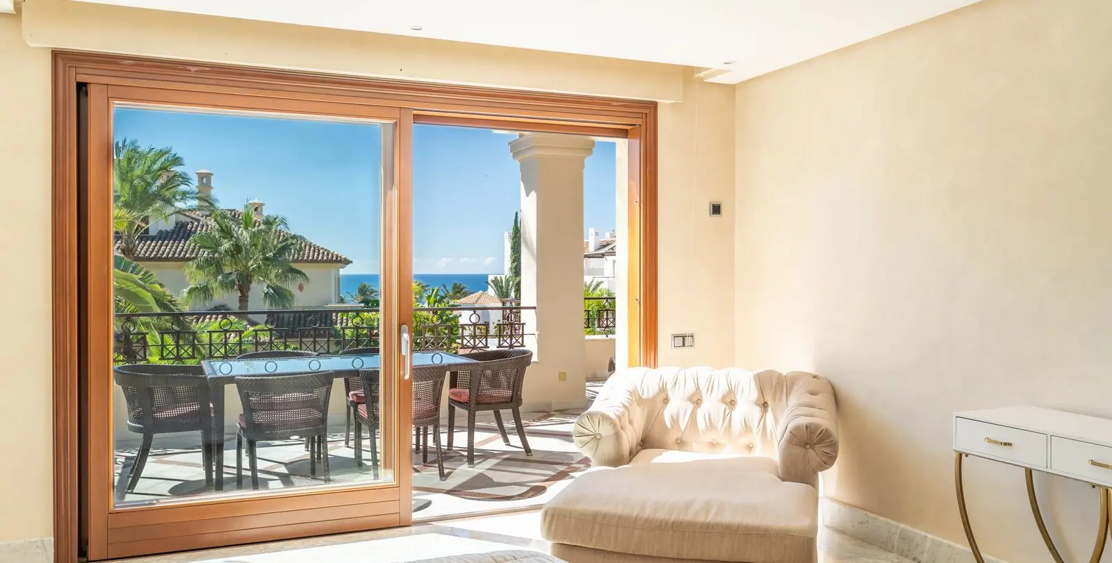 Venta de apartamento en planta media en Los Monteros 15