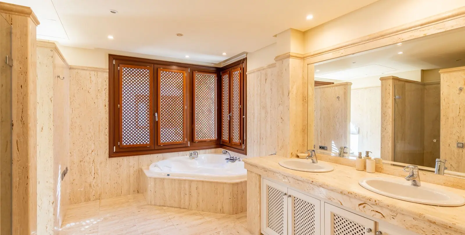 Venta de apartamento en planta media en Los Monteros 16