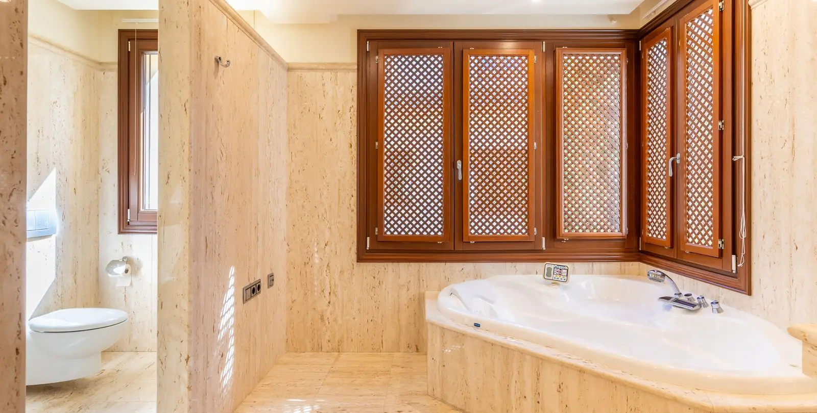 Venta de apartamento en planta media en Los Monteros 17