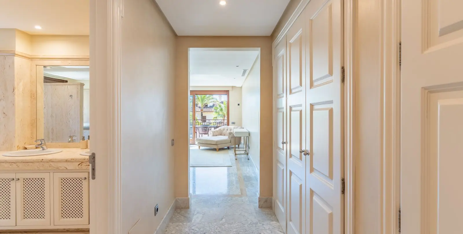Venta de apartamento en planta media en Los Monteros 19