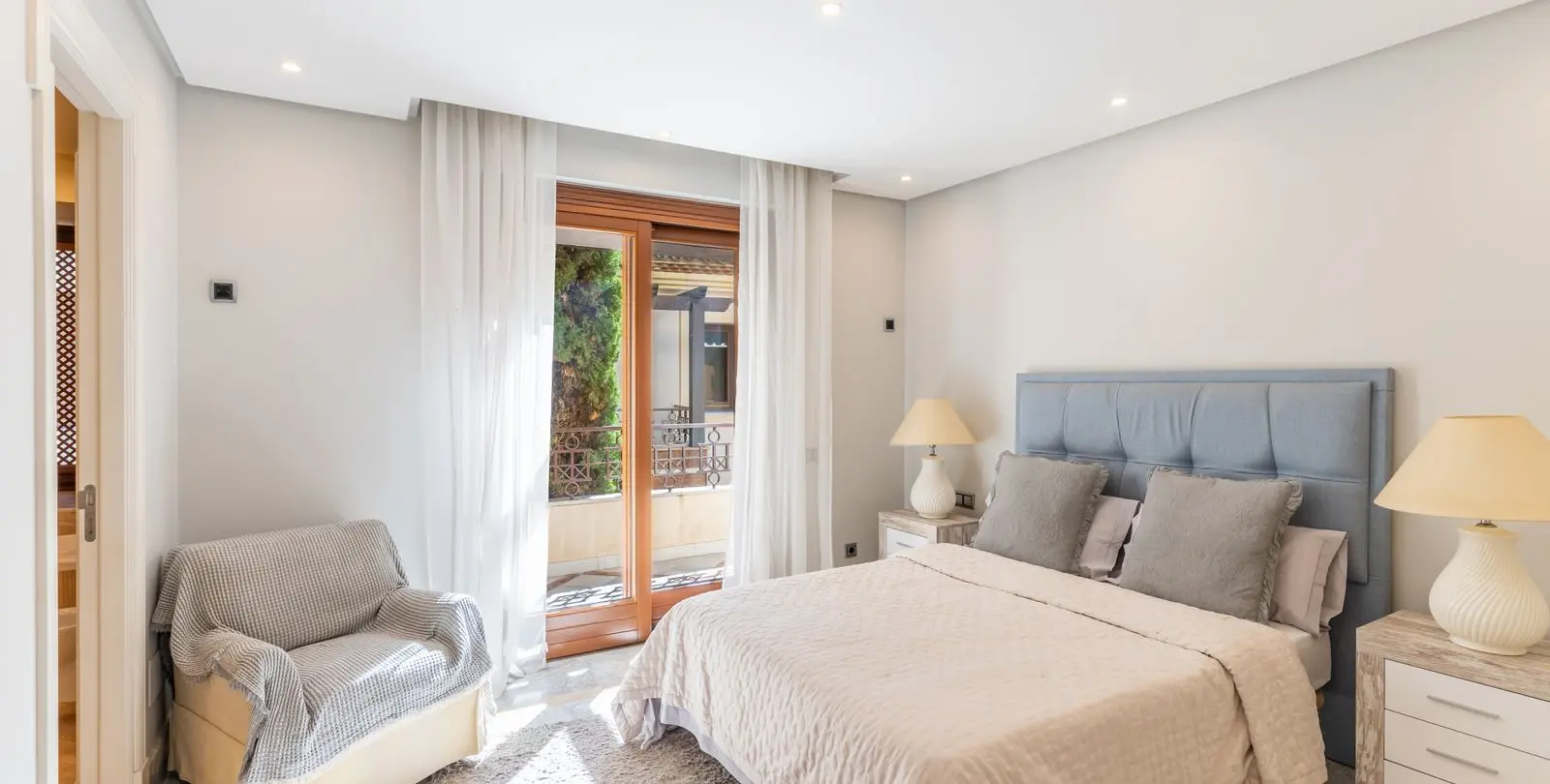 Venta de apartamento en planta media en Los Monteros 20