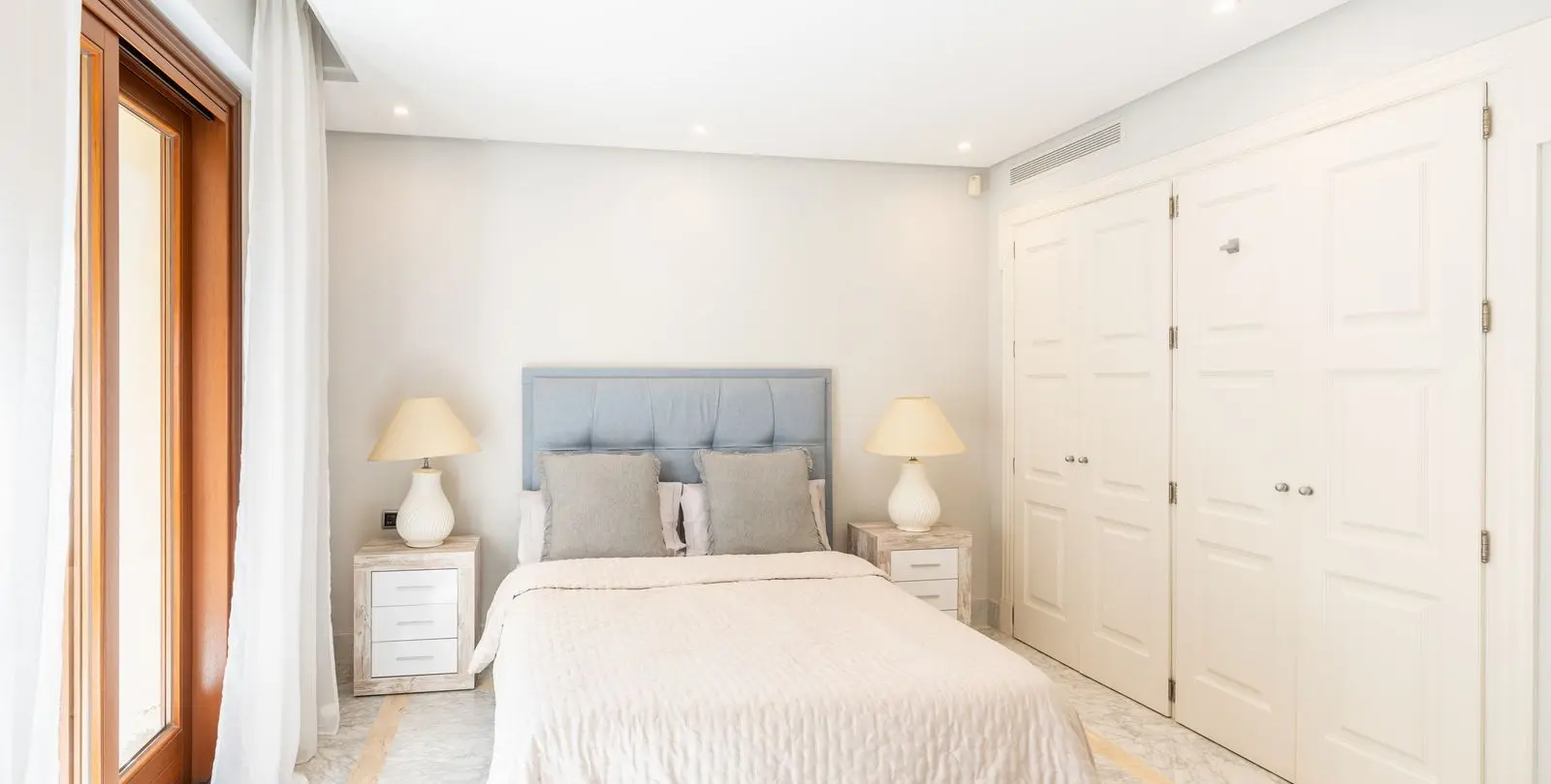 Venta de apartamento en planta media en Los Monteros 21