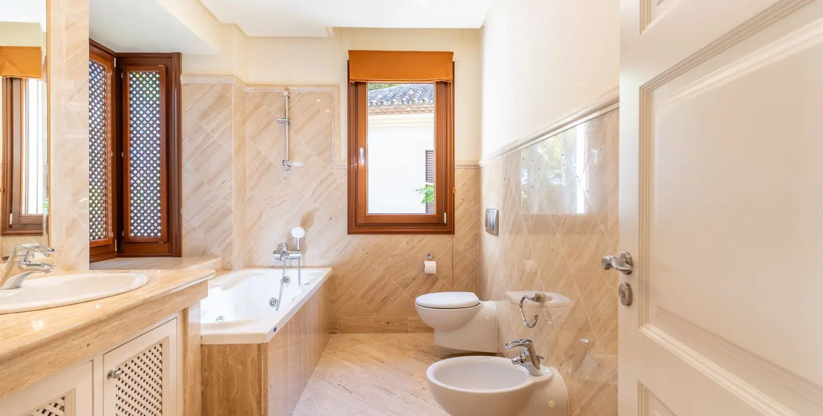 Venta de apartamento en planta media en Los Monteros 22