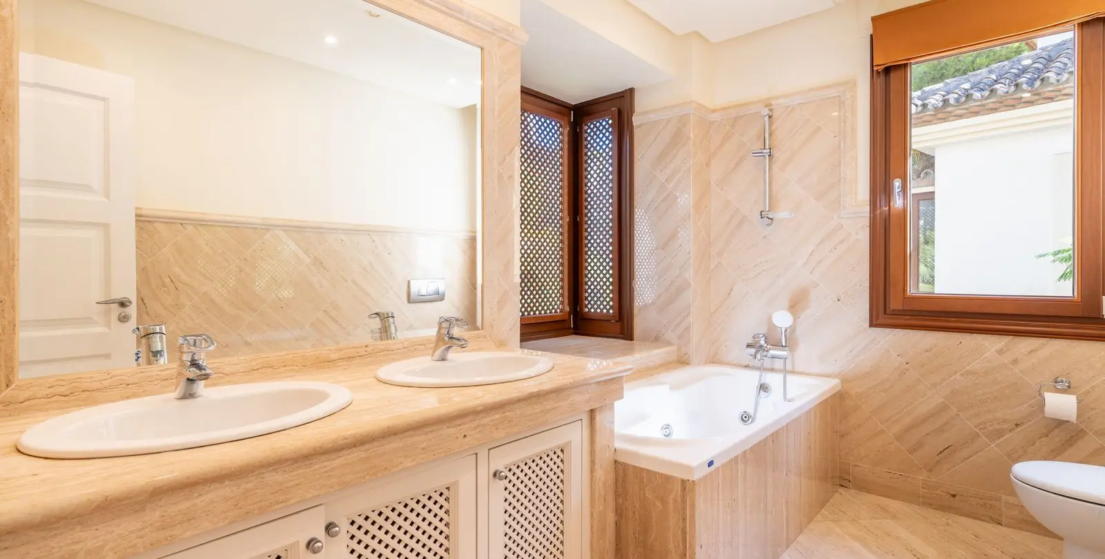 Venta de apartamento en planta media en Los Monteros 23