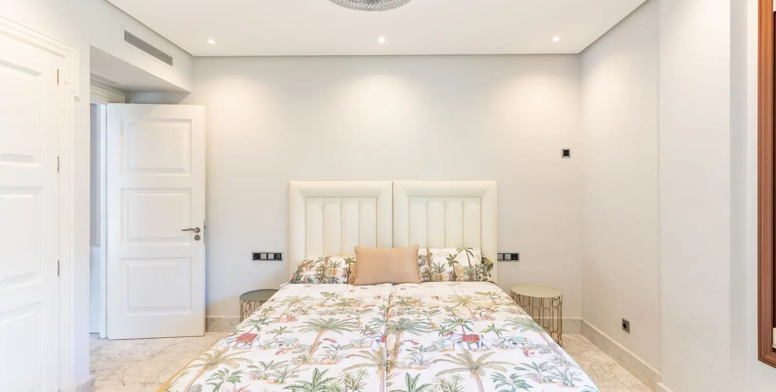 Venta de apartamento en planta media en Los Monteros 24