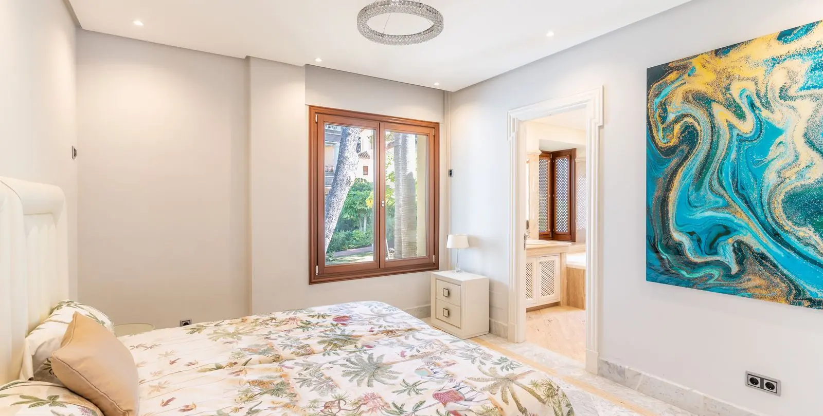 Venta de apartamento en planta media en Los Monteros 25