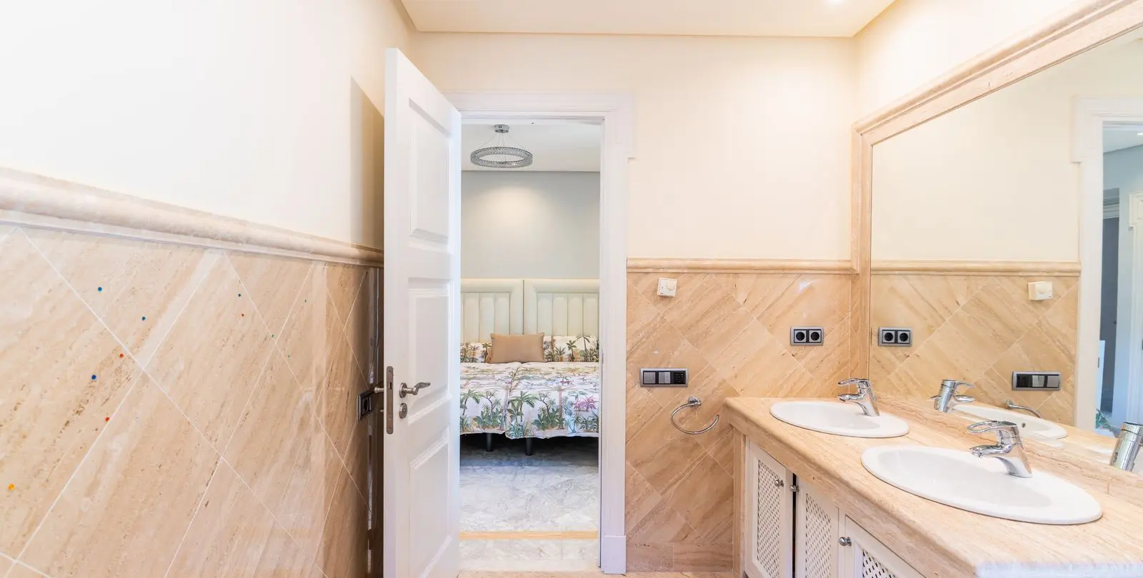 Venta de apartamento en planta media en Los Monteros 26
