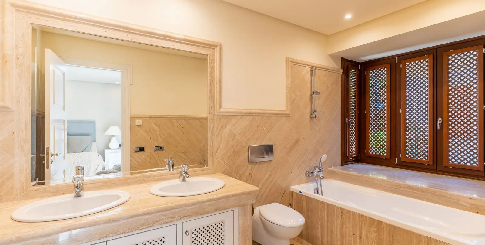 Venta de apartamento en planta media en Los Monteros 27